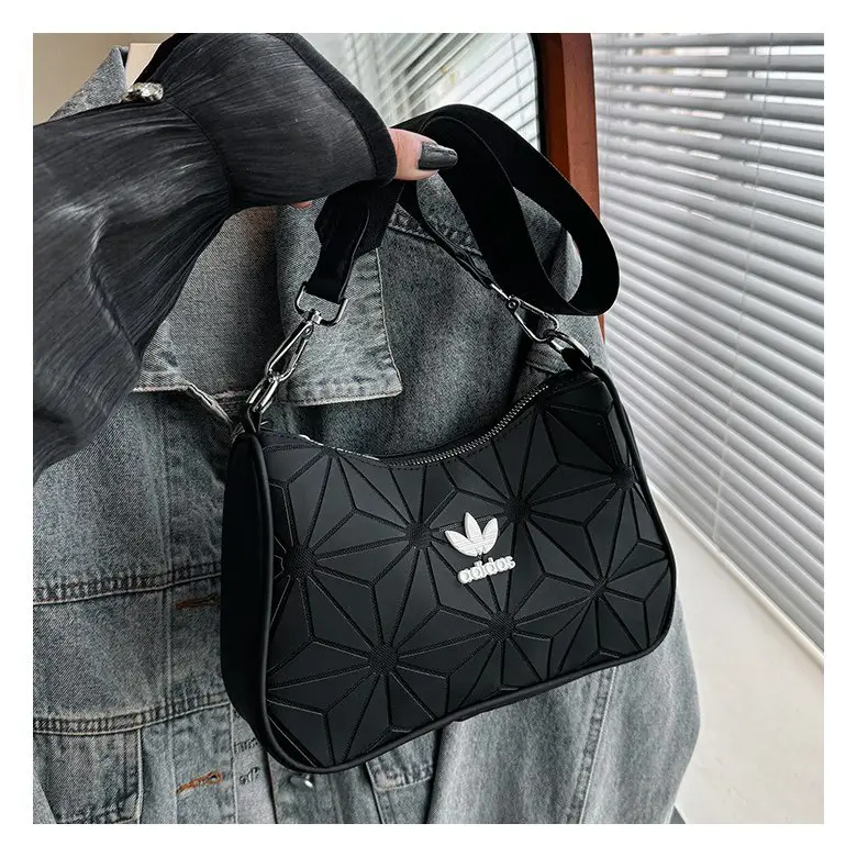 ADIDAor 라지 로고 새틴 숄더백: 데일리룩 완성템! 왜 이제 알았지? 1 1765237479